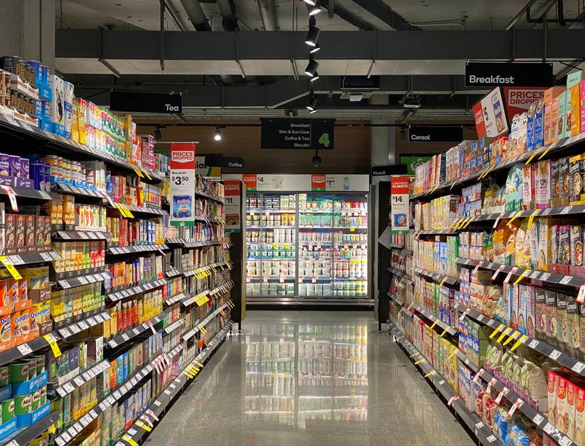 El pasillo de un supermercado completamente abastecido.