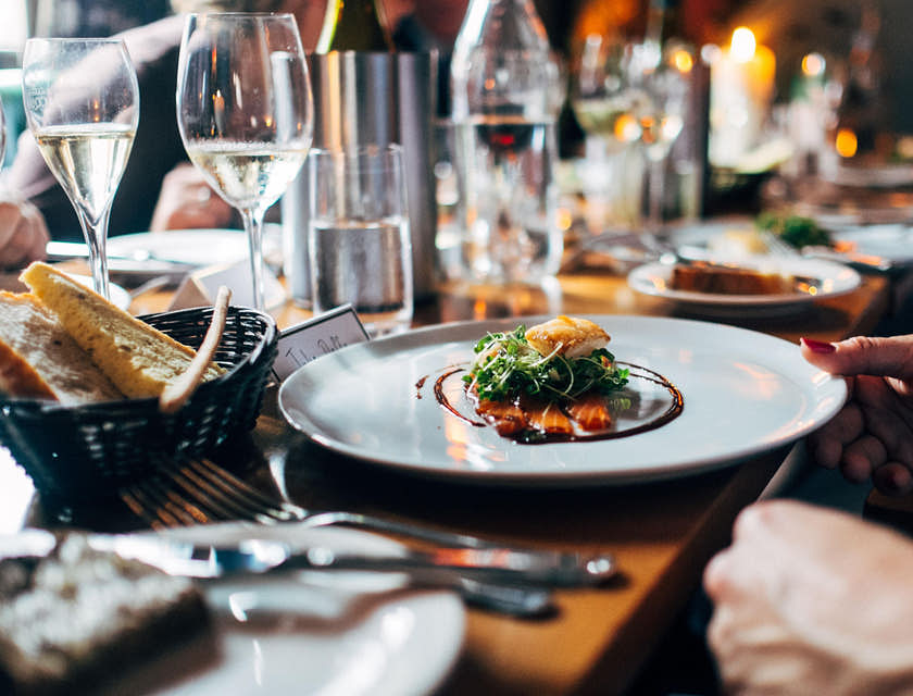 Une assiette de nourriture posée sur la table d'un restaurant gastronomique.