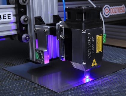 Uma máquina de gravação a laser.