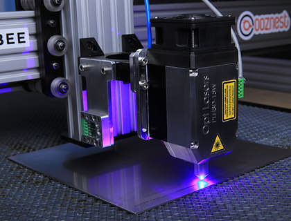 Una macchina per incisione laser in funzione.