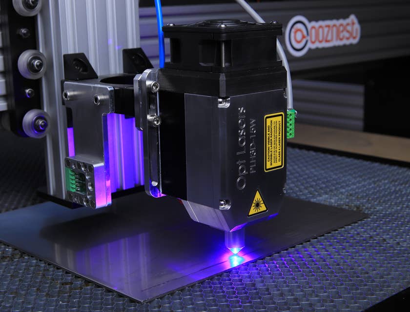 Una macchina per incisione laser in funzione.