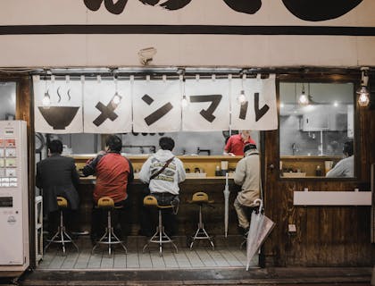 El frente de un restaurante de ramen con nombre japonés.