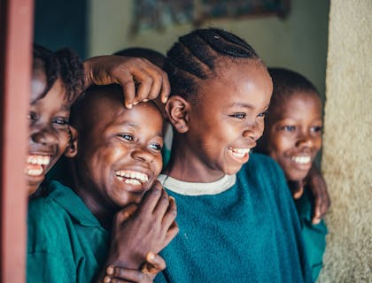 Un grupo de niños y niñas en una casa hogar.