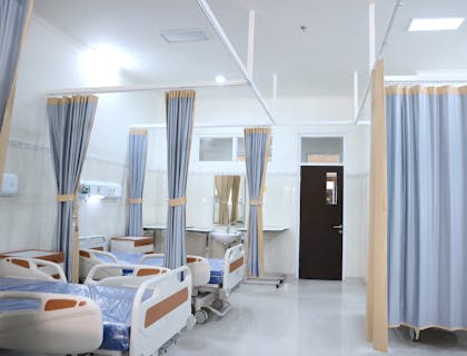 Camas de hospital vacías en un centro de salud.