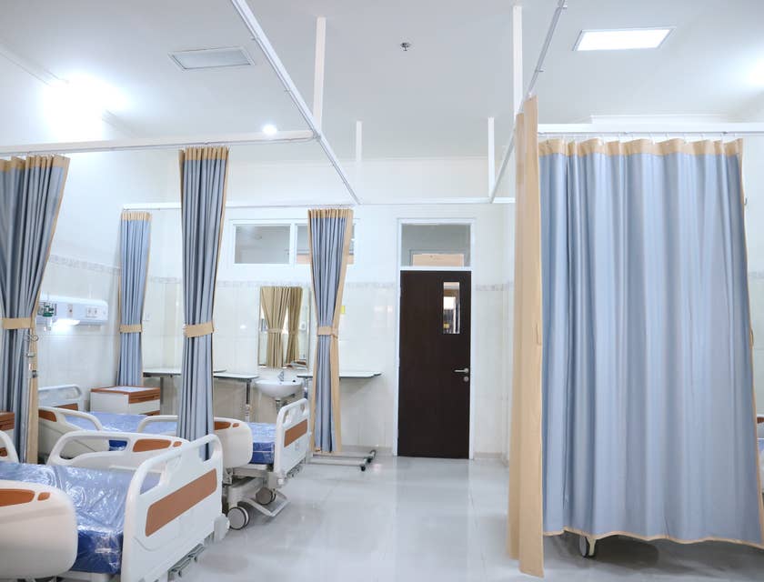 Camas de hospital vacías en un centro de salud.