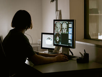 Doctora analizando una imagen de rayos X en un centro médico.