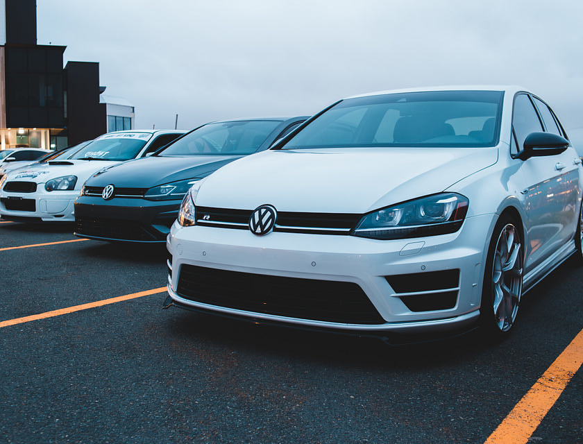 Autos estacionados al aire libre en un concesionario de autos.