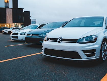 Autos estacionados al aire libre en un concesionario de autos.