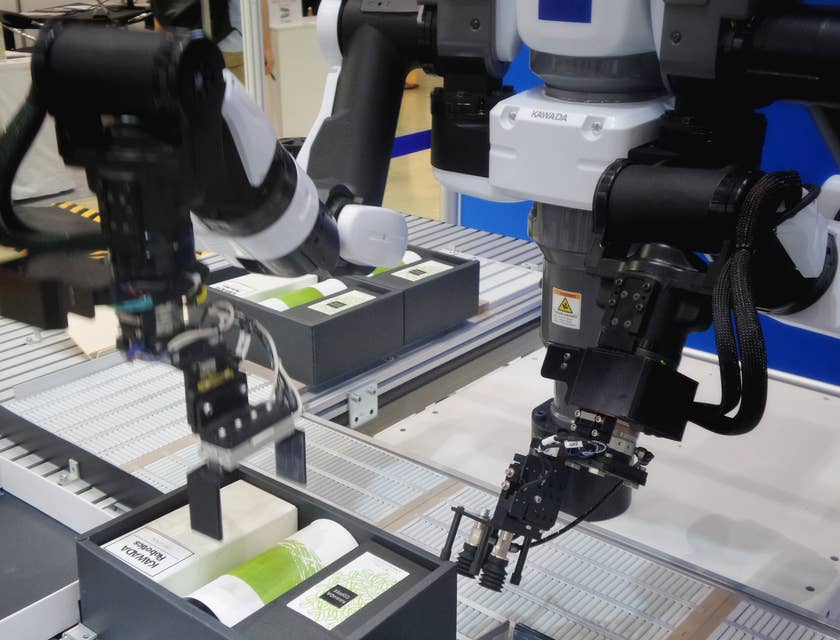 Brazos robóticos en una línea de producción de una empresa de automatización.