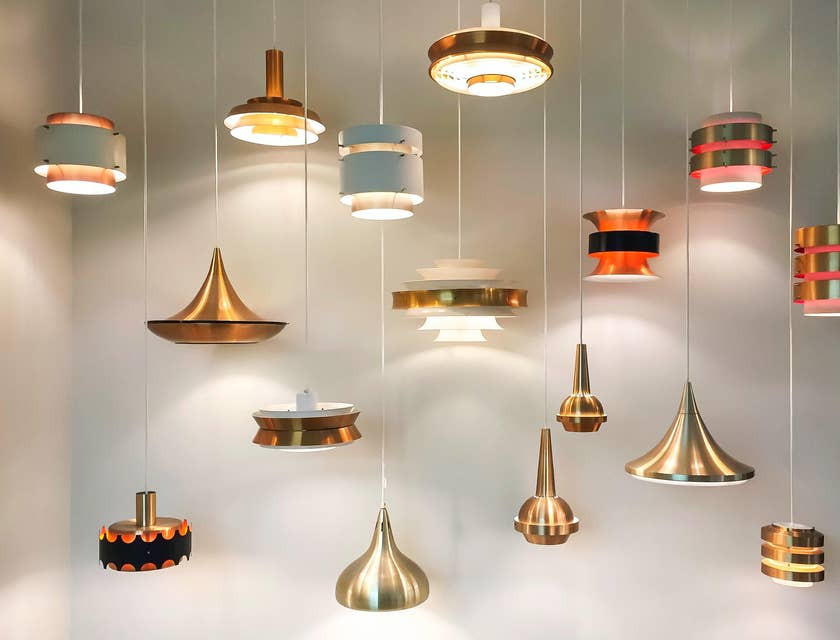 Exhibición de lámparas de diferentes diseños colgando del techo en una empresa de lámparas.