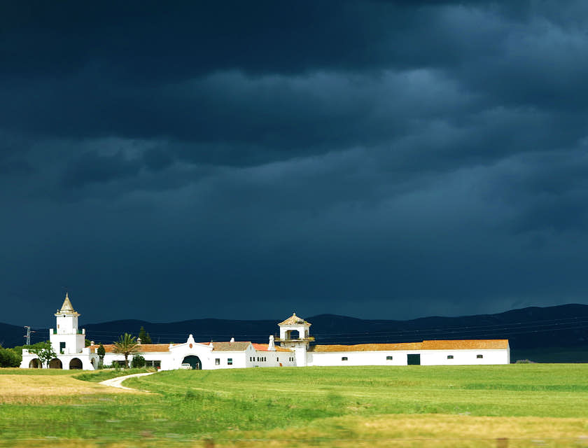 Vista de una hacienda con un cielo nublado de fondo.