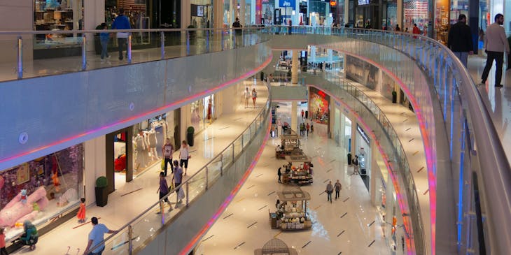 Vista de un centro comercial con islas comerciales en los pasillos.