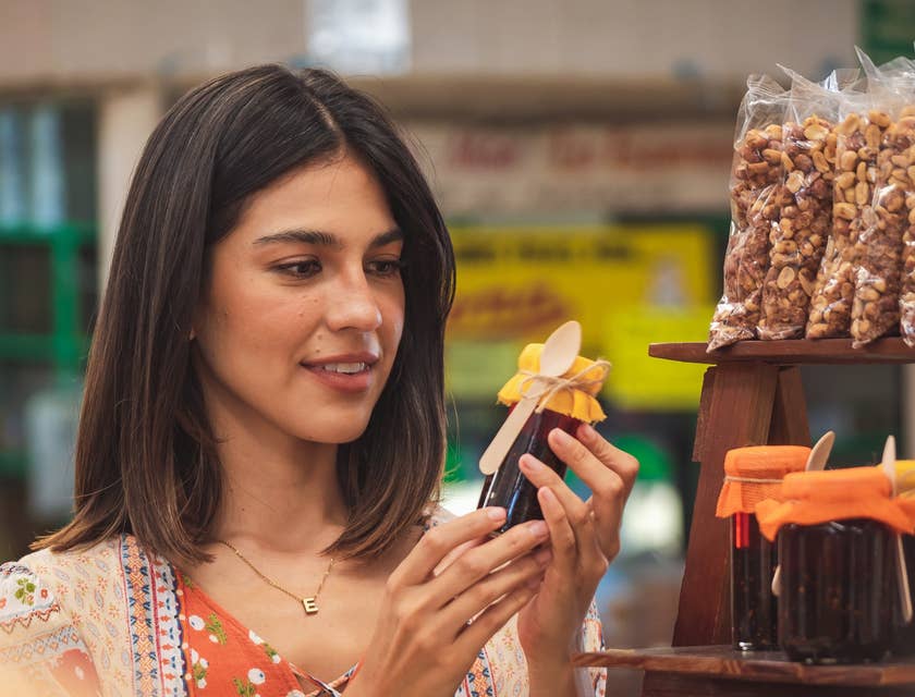 Una mujer mirando un producto en un micromercado.