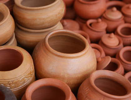 Artesanía de barro dentro de un horno en un negocio de alfarería hondureña.