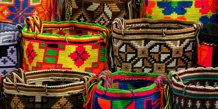 Cestas coloridas hechas a mano en un negocio de artesanías.