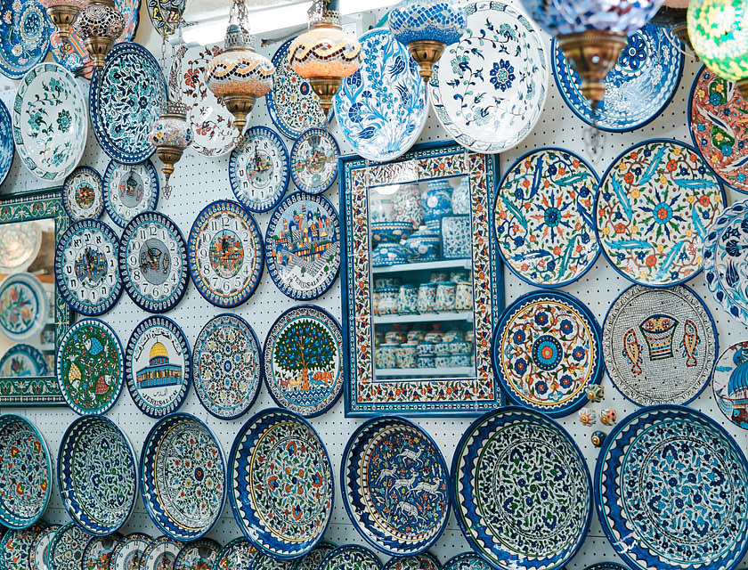 Platos de distintos tamaños, lámparas y un espejo en un negocio de artesanías de Olinalá.