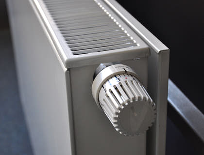 Sistema de calefacción del hogar con perilla reguladora en un negocio de calefacción.