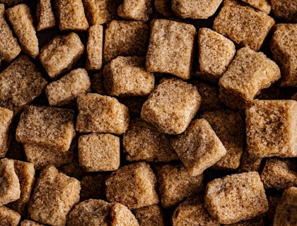 Acercamiento a un puñado de panela en cubos en un negocio de panela.