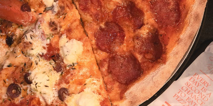Rebanadas de pizza estilo Nueva York de dos ingredientes sobre una mesa.