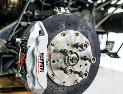 Pieza de una llanta en un negocio de refacciones de segunda mano.