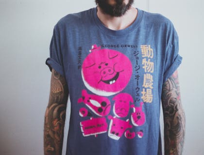 Persona vistiendo una playera con diseño original en una tienda de ropa personalizada.