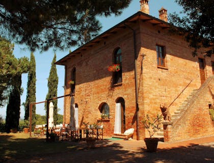 La facciata e l'esterno di un agriturismo.