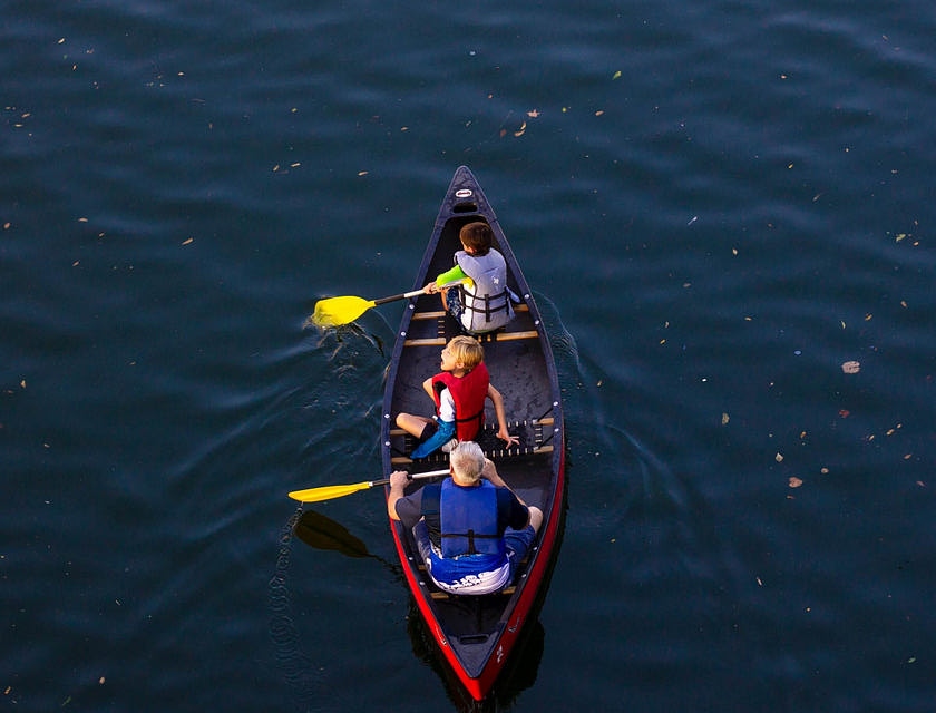 Una famiglia che va in canoa.