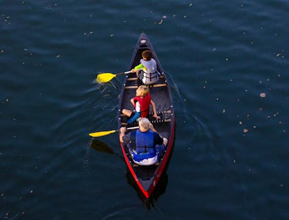 Una famiglia che va in canoa.