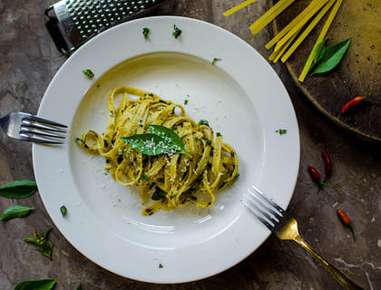 Assiette blanche avec des pâtes au parmesan dans un restaurant de pâtes.
