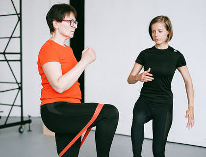 Una mujer ejercitándose en un negocio de terapia ocupacional.