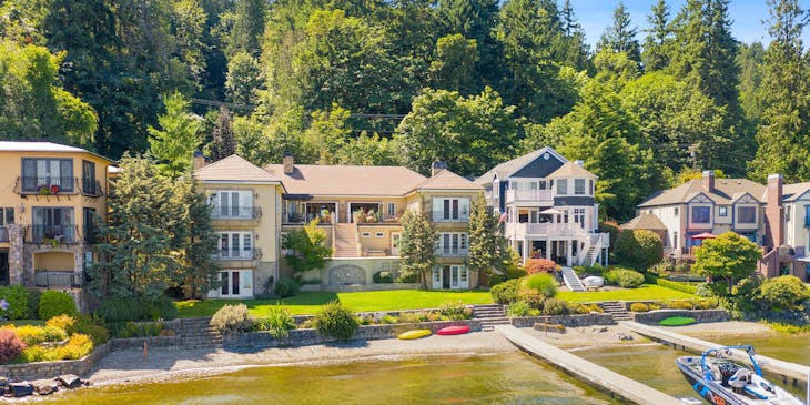 Une maison donnant sur un lac qui est une propriété idéale pour l'investissement immobilier.