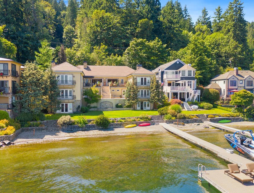 Une maison donnant sur un lac qui est une propriété idéale pour l'investissement immobilier.