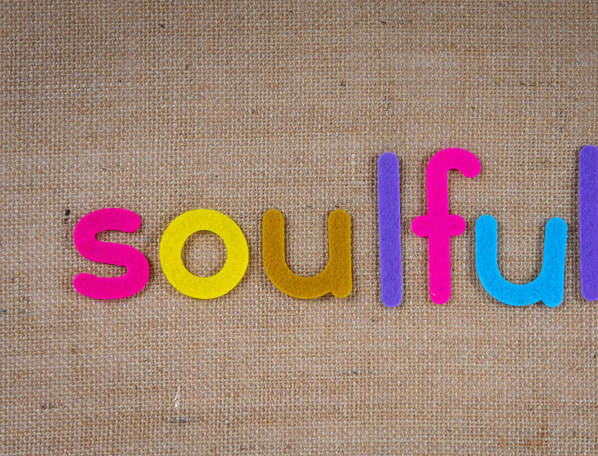 A palavra "soulful", que significa "comovente", exibida em recortes coloridos.