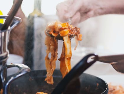 Una pentola con pappardelle al ragù di cinghiale.