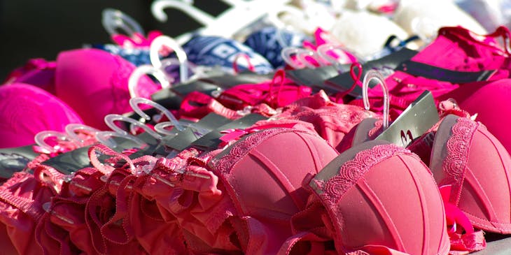 Dei reggiseni esposti in un negozio di biancheria intima.