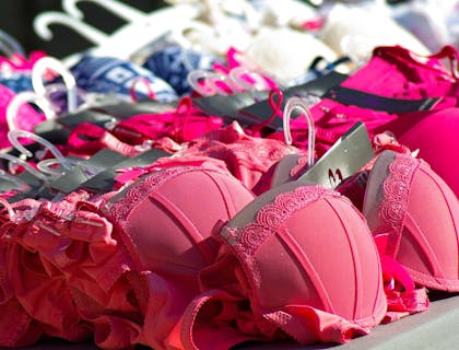 Dei reggiseni esposti in un negozio di biancheria intima.