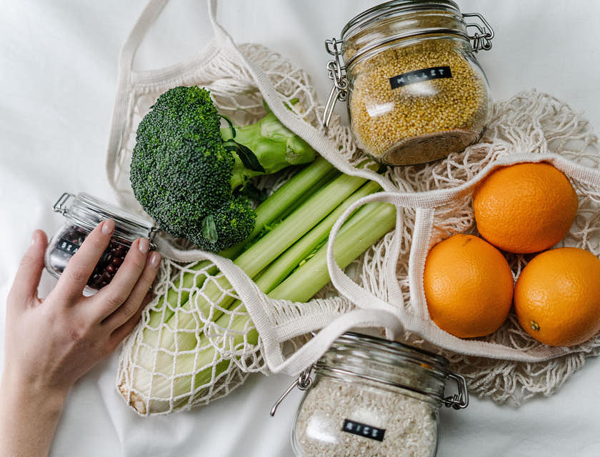 Alimentos em embalagens ecológicas em uma loja zero waste.