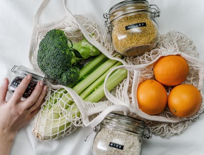 Alimentos en envases ecológicos comprados en una tienda zero waste.