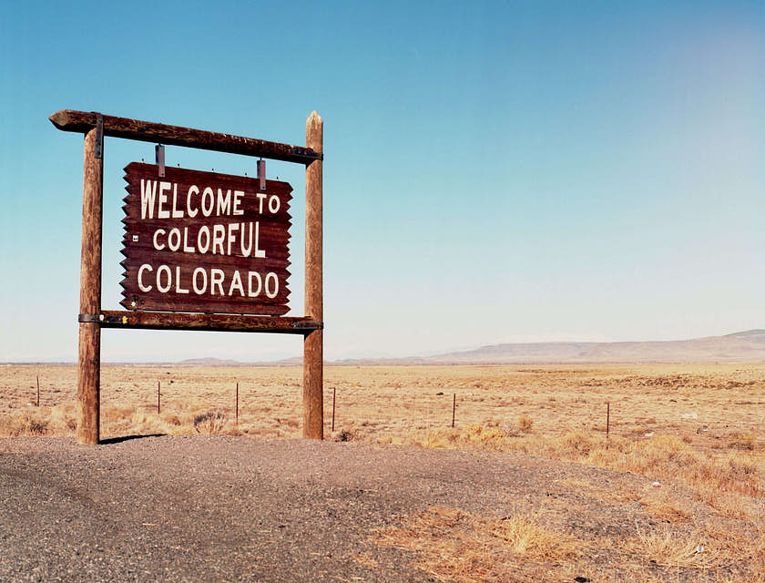 Un letrero en el desierto que dice "Bienvenidos al colorido Colorado" en inglés en una empresa en Colorado.
