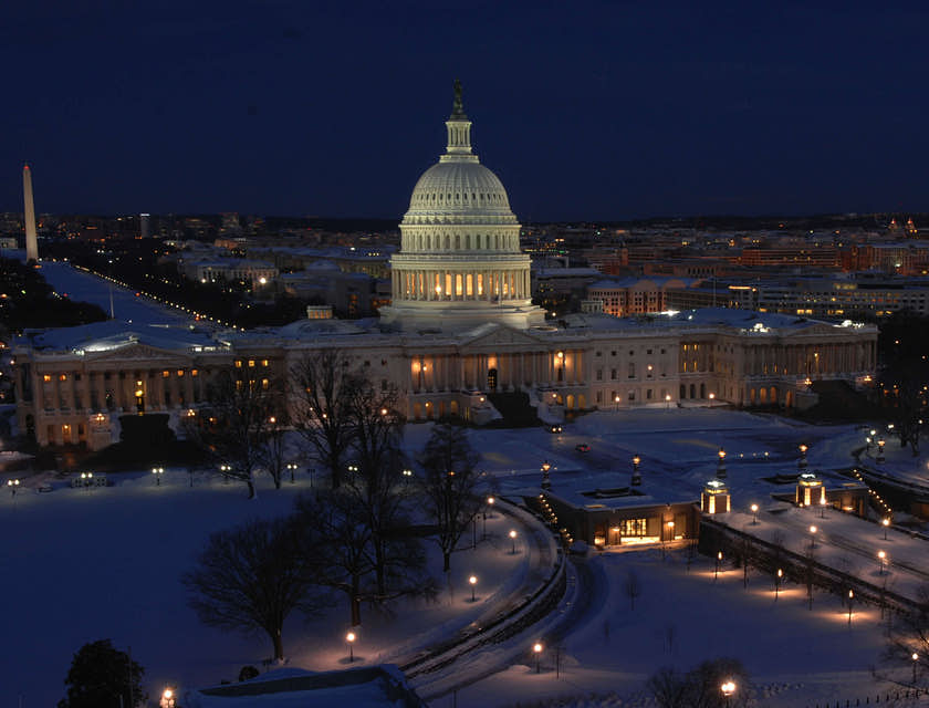 Una vista del edificio del Capitolio de Washington de noche en una empresa del Distrito de Columbia.