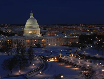 Una vista del edificio del Capitolio de Washington de noche en una empresa del Distrito de Columbia.