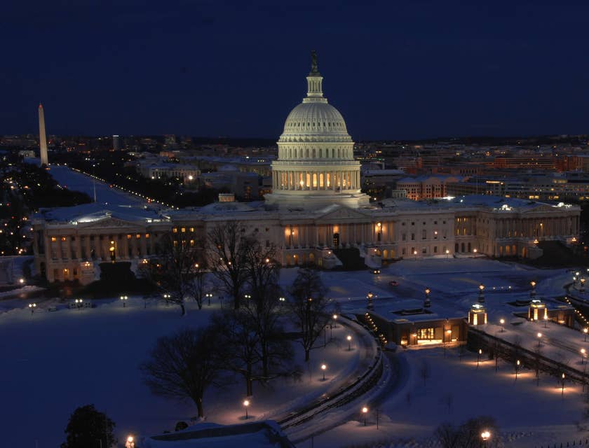 Una vista del edificio del Capitolio de Washington de noche en una empresa del Distrito de Columbia.