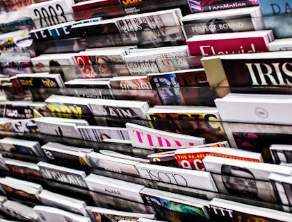 Estante con revistas en una revistería.