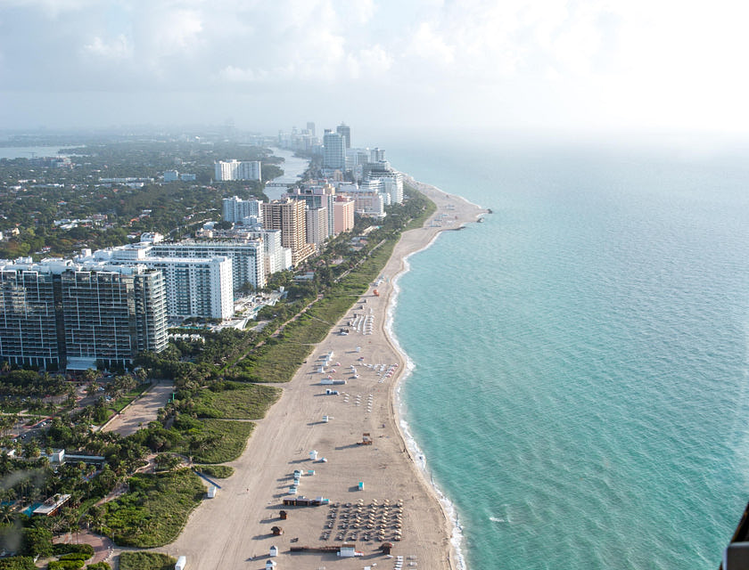 Una vista aérea de una playa en una empresa de Florida.
