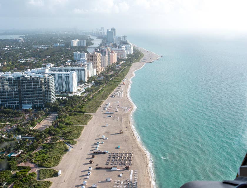Una vista aérea de una playa en una empresa de Florida.