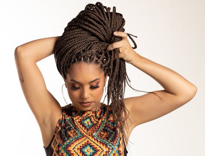 Mulher com tranças no cabelo.