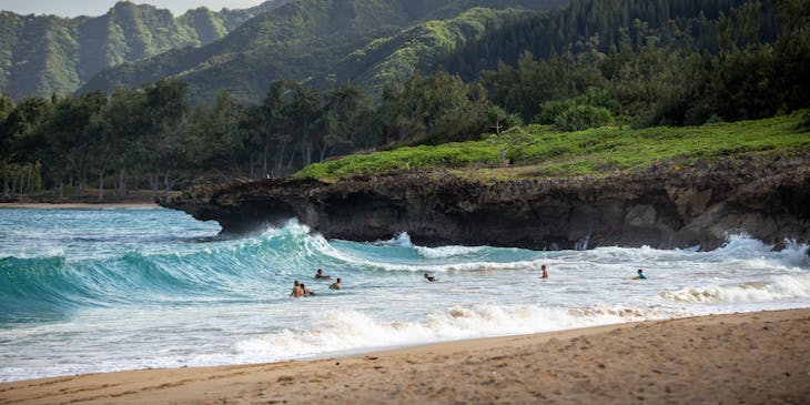 La imagen de surfistas en la playa en una empresa de Hawái.