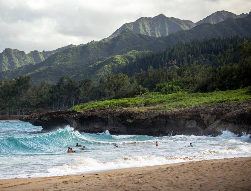 La imagen de surfistas en la playa en una empresa de Hawái.
