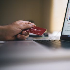Compra el dominio del nombre elegido.