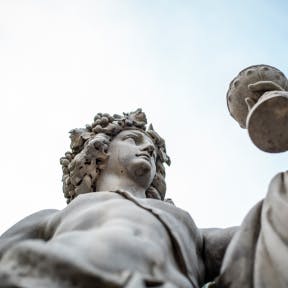 Profundiza en el pasado y en la mitología.